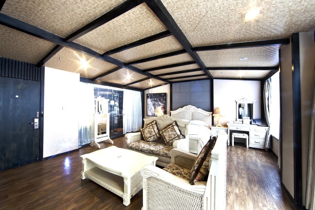Xinjiang Yema International Clubhouse Hotel อุรุมชี ภายนอก รูปภาพ
